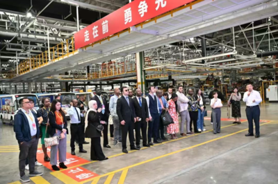 一帶一路國際記者組織青年領袖研修班在江鈴集團開展市場調研活動